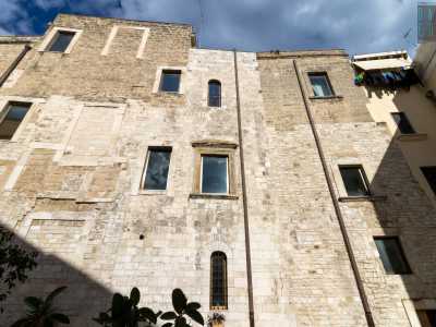 Si innalza su quattro livelli, leggermente sfalsati tra di loro. Sulla facciata sono ben evidenti le tante sovrapposizioni edilizie avvenute nei secoli...